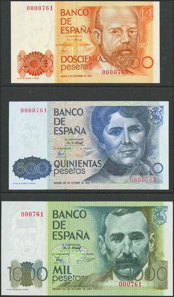 2636 - Conjunto de 6 billetes de 200 Pesetas, 500 Pesetas, 1000 Pesetas, 2000 Pesetas, 5000 Pesetas y 10000 Pesetas, todos los billetes emitidos entre 1979 y 1985, todos sin serie y con la misma bajísima numeración 0000761, además la serie completa de 5 billetes de la emisión de 1992 (incluyendo el de 2000 Pesetas de 1995 con la serie 1S), todos sin serie y con la misma numeración bajísima que el grupo anterior 0000761. (Edifil 2023: 476/81, 482/85, 482A). Extremadamente raro conjunto, muy pocos conjuntos conocidos así de completos. SC. - 1.500€