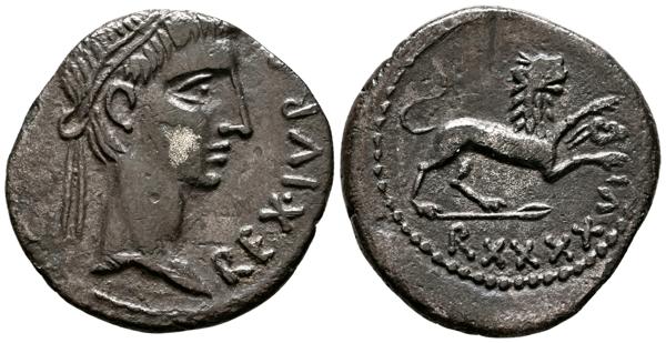 137 - REYES DE MAURETANIA, Juba II. Denario. (Ar. 2,24g/18mm). 21 d.C. (Año 46 de reinado). Caesarea. (Mazard no cita; SNG Copenhagen no cita; MAA no cita). Anv: Cabeza laureada de Juba II a derecha, delante leyenda: REX IVBA. Rev: León saltando a derecha, entre las patas delanteras: ¿hoja?, en exergo: RXXXXVI. MBC+. Inédito y extremadamente raro ejemplar, solamente tenemos constancia de ejemplares con reversos parecidos pero sin la fecha de reinado en el exergo.<BR><BR>Juba II fue un rey cliente de Roma que gobernó Mauritania entre el 25 a.C. y el 23 d.C., y cuya historia personal resulta inseparable de la de su padre, Juba I de Numidia. Tras la derrota de este último frente a César en la batalla de Tapso (46 a.C.), el joven Juba fue llevado a Roma como prisionero para desfilar en el triunfo del dictador, según la costumbre romana con los hijos de los reyes vencidos. Allí se crió bajo la tutela de Octavia, hermana de Augusto, recibió una esmerada educación grecorromana, adoptó la ciudadanía romana con el nombre de Gaius Julius Juba y se ganó la amistad del futuro emperador, a quien acompañó en algunas de sus campañas militares.<BR>Cuando en el 25 a.C. Augusto decidió poner fin a los ocho años de vacante del trono de Mauritania —reino que había quedado sin monarca tras la muerte de su último rey, Boco II—, eligió a Juba como solución ideal: un príncipe africano de sangre real, perfectamente romanizado y personalmente leal al emperador. El reino que se le otorgó fue además ampliado con territorios de los gétulos, lo que reforzaba su utilidad estratégica para Roma en el control del norte de África.<BR>A pesar de su condición real, el papel político de Juba era en la práctica decorativo. Roma lo mantenía como rey cliente útil para legitimar su presencia en la región y romanizar el territorio. El soberano canalizó sus energías hacia las artes y las letras, convirtiéndose en uno de los intelectuales más prolíficos de su época: escribió obras sobre historia, geografía, botánica y arte en griego y latín, frecuentemente citadas por autores posteriores como Plinio el Viejo, Estrabón o Plutarco, aunque ninguna ha llegado completa hasta nosotros. Se le atribuye incluso haber sido el primero en describir la planta Euphorbia, nombrada en honor a su médico personal. Embellecio su capital, Iol, rebautizada Cesarea —hoy Cherchell, en Argelia— en honor a Augusto, convirtiéndola en una ciudad helenístico-romana de primer orden, con teatro, templos y una corte que atraía artistas e intelectuales. Se le atribuye además el envío de una expedición a las Islas Afortunadas, las actuales Canarias, cuya descripción recoge Plinio el Viejo y que constituye uno de los primeros testimonios escritos sobre ese archipiélago.<BR>Hacia el año 19 a.C. contrajo matrimonio con Cleopatra Selene, hija de Marco Antonio y Cleopatra VII, igualmente criada en Roma por Octavia tras la ejecución de su madre. La unión fue una decisión política de Augusto tanto como dinástica: mantenía a la princesa ptolemaica honorablemente alejada de Egipto, al tiempo que dotaba al reino mauritano del prestigio del linaje lágida. Cleopatra fue asociada formalmente al poder, como atestiguan las numerosas monedas con ambos retratos, y se cree que su influencia explica en parte la marcada orientación egipcia de la corte de Cesarea y de la iconografía monetaria del reinado. De su unión nacieron una hija, Drusila, y un hijo llamado Ptolomeo, nombre escogido deliberadamente para reivindicar la ascendencia lágida.<BR>Económicamente, el reino era próspero: exportaba madera de cedro y citro, tintes de múrex para la famosa púrpura gaetulica y animales para los juegos romanos, y mantenía una intensa actividad comercial con la Bética hispana, de donde se importaba la plata para la acuñación de moneda. Precisamente la numismática de Juba II es una de las fuentes principales para conocer su reinado: abundante, variada en tipos y leyendas, y redactada en latín, griego y púnico, refleja con claridad el carácter híbrido y cosmopolita de su reino.<BR>Cleopatra Selene murió hacia el 5/6 d.C., y Juba la sobrevivió casi dos décadas. La posible asociación de su hijo Ptolomeo al gobierno en los últimos años del reinado sigue siendo debatida por los historiadores; las monedas con dos efigies sugieren que, de haber existido tal corregencia, no se habría formalizado hasta muy al final, quizás en torno al año 20 d.C. Juba murió en el 23 d.C., dejando un reino en apariencia estable pero cuyo destino estaba ya sellado. Ptolomeo de Mauritania, su sucesor y último rey de la dinastía, sería asesinado por orden del emperador Calígula en el año 40 d.C. durante una visita a Roma. Su muerte sin herederos provocó la anexión directa del territorio por Roma, que lo dividió en dos provincias: Mauritania Tingitana y Mauritania Caesariensis, borrando para siempre la independencia de un reino que bajo Juba II había alcanzado su máximo esplendor cultural e intelectual. - 2.000€