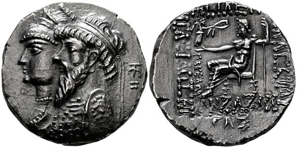 70 - REYES DE ELYMAIS, Kamnaskires III con Anzaze. Tetradracma. (Ar. 15,98g/28mm). 80-79 a.C. (Año 233). Anv: Bustos de Kamnaskires III y Anzaze, ambos diademados y con coraza, detrás ancla. Rev: Zeus sentado a izquierda portando Nike con corona de laurel  y cetro, delante: MAKEΔΩN, alrededor leyenda: IΛCIΛEΩI KΛMNNΛCKIIOY  KΛI IΛCIΛICCHC ΛNZΛZHI, debajo: ΓΛΣ. EBC-/EBC. Raro ejemplar y más así, presentado una atractiva pátina oscura.  - 500€