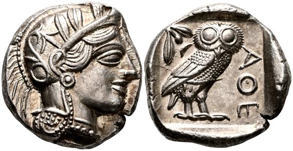 9 - ATTICA, Atenas. Tetradracma. (Ar. 17,20g/25mm). 454-404 a. C. (HGC 4, 1597). Anv: Cabeza de Atenas con casco ático con cresta ornamentado con tres hojas y palmeta, a derecha. Rev: Búho estante a derecha mirando al frente, delante leyenda: ΑΘΕ, detrás  rama de olivo y creciente. SC. Extraordinario ejemplar, conservando su brillo original y presentado una pátina irisada preciosa, muy raro así. Ex Pars Coins, e-Auction 42 (19/09/2025), Nº lote 3.  - 2.000€