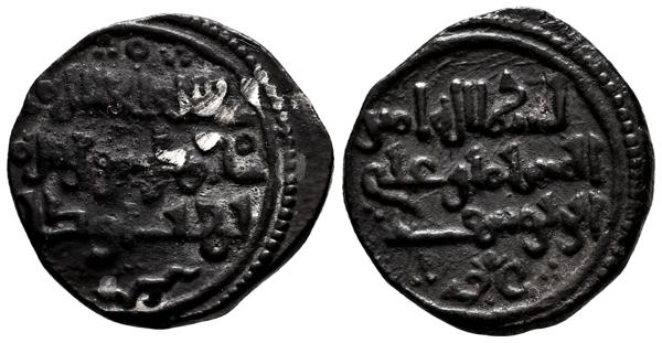1190 - ALMORAVIDES, 'Ali ben Yusuf (500-537H). Quirate. (Ar. 0,96/13mm). Banī Tāwdā / بني تاودة. Anv: 'Sahada' en dos líneas, debajo: بني تاودة. Rev: بسم الله امير (En el nombre de Dios Amir)/ المسلين علي (al-Muslimin Ali)/ بن توسف (hijo de Yusuf). MBC. Raspadura en anverso. Inédito.<BR><BR>La extremadamente rara ceca de Banī Tāwdā, estaba situada al norte de Miknasa (Meknès). De ella, apenas conocemos un Dinar del año 512H (Hazard 168) y, los quirates Ch1, también de Ali, pero citando al emir Tahsfin, de los cuales solo se conocen 3 ejemplares. Mientras que el ejemplar que nos ocupa, además de no estar registrado, estaría más próximo a la época de acuñación del Dinar, dada la falta de heredero en sus leyenda. Además de que curiosamente y al igual que la pieza áurea, figura con una "alif" final en la ceca, mientras que en los quirates Ch1, lo hace con "Ta' marbuta". - 750€