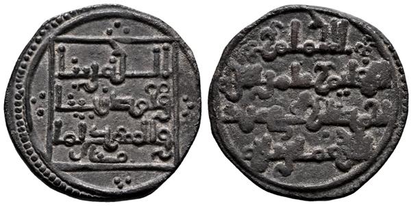 1219 - TAIFAS ALMORÁVIDES, Ahmad ibn Qasi (539-546H). Quirate. (Ar. 0,92g/13mm). Martūla (Mértola) / مرتولة (1º grupo, 539-540H). (Vives 1916; Hohertz 502b; Gomes AQ 01.03; Benito Fa3). Anv: Leyenda con fórmula almohade:  الله ربــنا (Allah Señor Nuestro) / و محمد نبينا (y Muhammad es nuestro Enviado) / و المهدي اما (y El Mahdi Ima-)/ منا (n nuestro). Rev: الامام (El Iman)/القائم بامر الله (al-Qaʾim bi-amri Allah)/ احمد بن قسي عبد (Ahmad ben Qasi 'Abd)/ اللّه مارتلة (Allah Mértola). MBC+. Suave pátina. Muy rara.<BR><BR>"Ahmad ben Qasi fue el iniciador de los alzamientos contra el poder almorávide, y controló durante un tiempo la zona del sudeste peninsular (el Gharb). Descendiente de una familia acomodada de muladíes, en un momento dado vendió sus bienes y los distribuyó entre los pobres, dedicándose a una vida de estudio y ascetismo en la que entró en contacto con los principales maestros sufíes de al-Andalus. De vuelta a Silves ganó fama como predicador y místico, llegando a atribuírsele poderes sobrenaturales; fundó un grupo de adeptos denominados muridin, y en pleno fervor religioso llegó a proclamarse Mahdi, el guiado por Dios para anunciar e instaurar un nuevo reino de justicia". (Benito de los Mozos, "La Plata almorávide y postalmorávide: El Quirate" pág. 143). - 600€